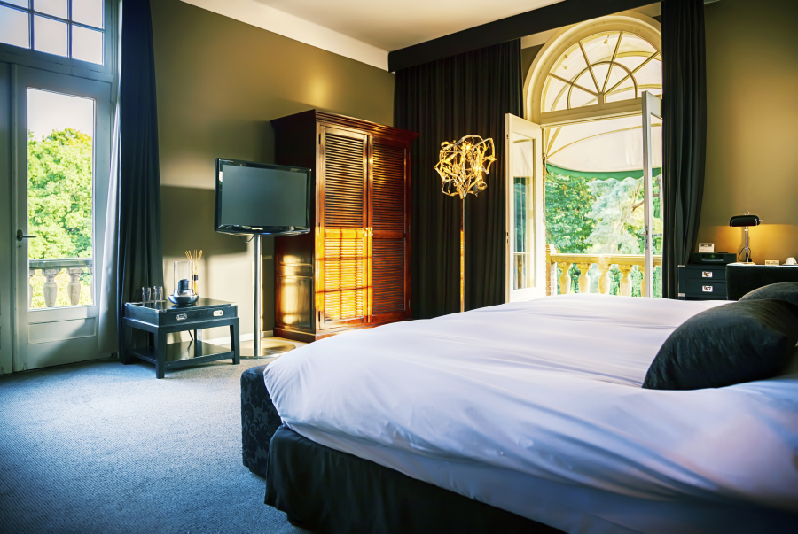 hotel room with king bed facing the tv